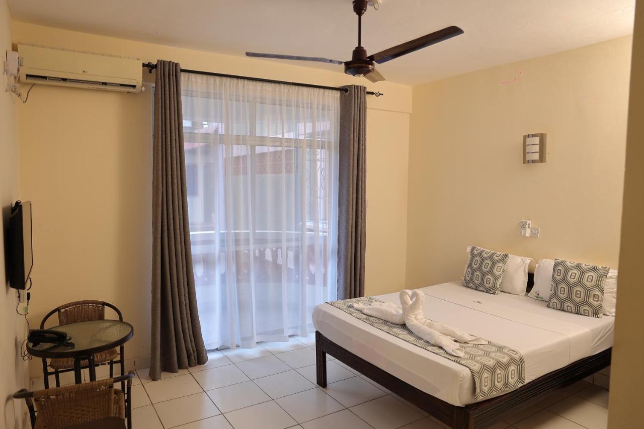 Merry Villa Hotel & Apartments Момбаса Екстериор снимка