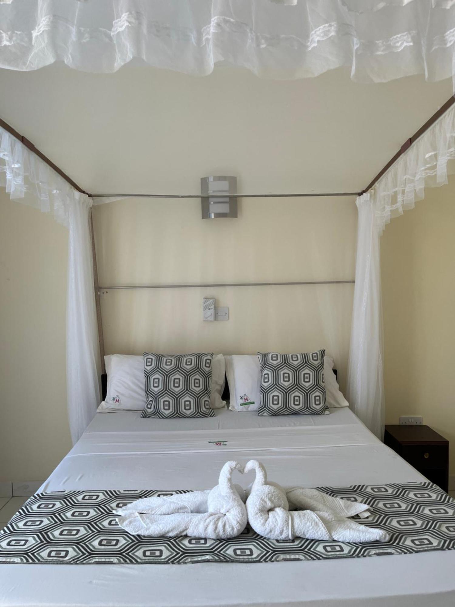 Merry Villa Hotel & Apartments Момбаса Екстериор снимка